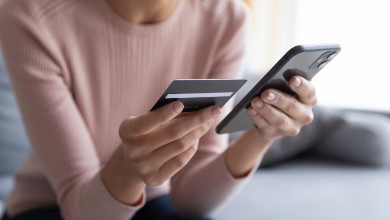 Ţeapa luată de o femeie din Capitală. A ajuns să-i dea 85.000 de euro unui străin, după ce a primit mai multe facturi şi contracte fictive