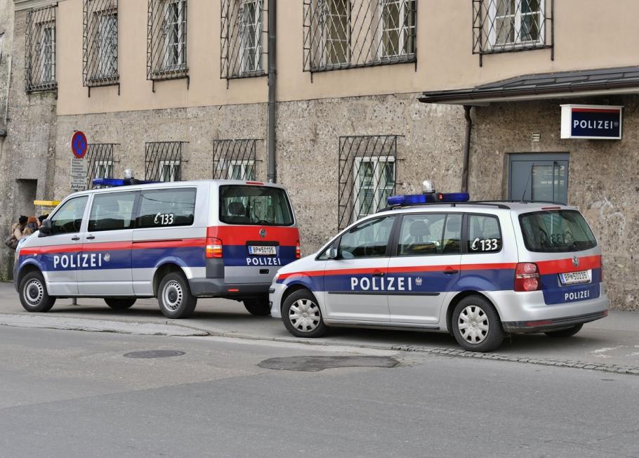 Un român le-a spus polițiștilor din Salzburg că are o "bombă nucleară" în rucsac. Ce a urmat după ce a ajuns pe mâna oamenilor legii Un român le-a spus polițiștilor din Salzburg că are o "bombă nucleară" în rucsac. Ce a urmat după ce a ajuns pe mâna oamenilor legii