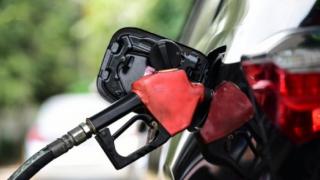 Care sunt preţurile la carburanţi astăzi, 15 martie 2023. Preţul la benzină a scăzut cu 2 bani pe litru
