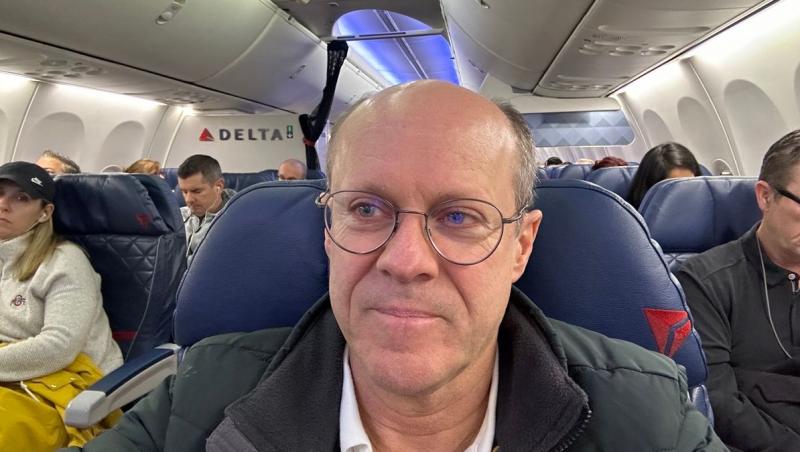 Oferta "înfiorătoare" de 100.000 de dolari refuzată de o femeie în avion. Ce i-a propus milionarul controversat care stătea lângă ea