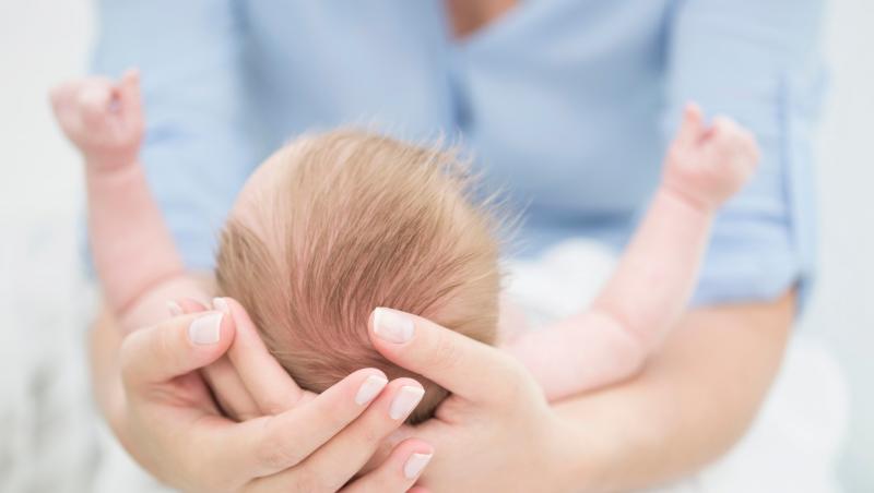 La 3 săptămâni, mama şi bunicul i-au pus capăt vieţii: bebeluş găsit mort, pe marginea drumului. Colegii de muncă ai tinerei din SUA au intrat primii la bănuieli