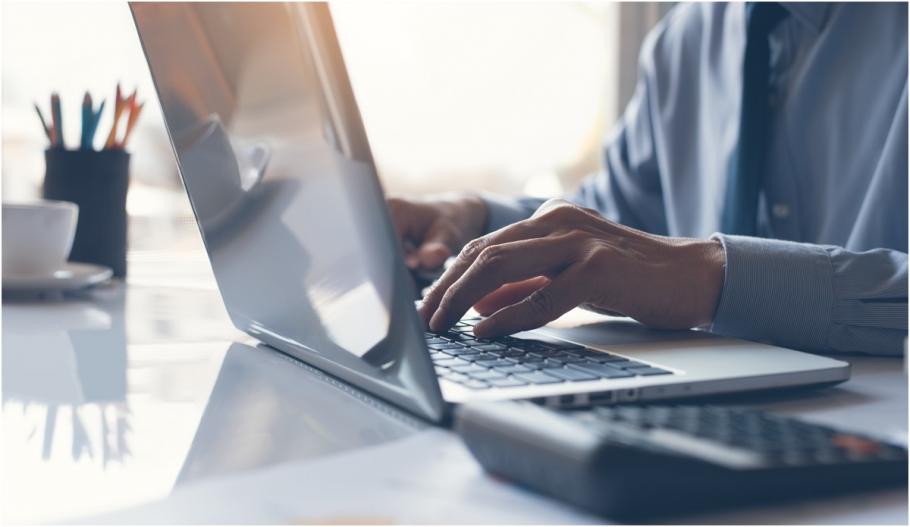 Doi foşti angajaţi ai unei platforme de vânzări online au păgubit firma cu peste 200.000 de lei Foloseau vouchere pentru a cumpăra produse livrate la EasyBox