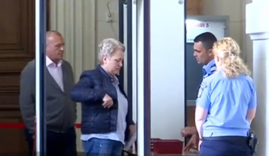 Judecătoarea condamnată pentru că lua mită de la interlopi scapă liberă, graţie prescrierii. Primeşte "bonus" salariile restante şi pensie specială Judecătoarea condamnată pentru că lua mită de la interlopi scapă liberă, graţie prescrierii. Primeşte "bonus" salariile restante şi pensie specială