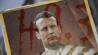 Macron, pus la zid de presă pentru artificiul prin care a trecut legea pensiilor: "Piromanul de la Elysée"