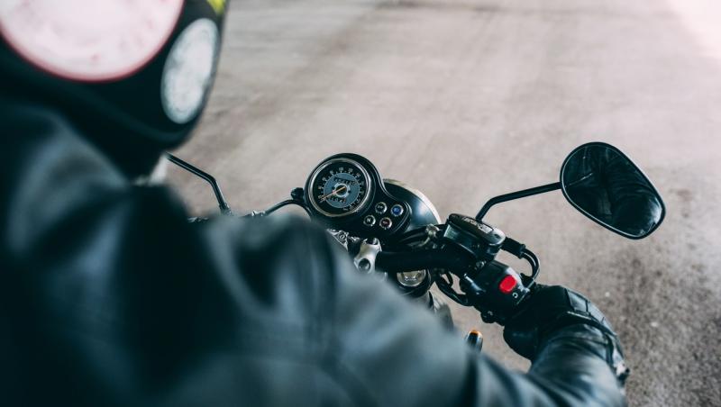 Un tânăr de 17 de ani din Mehedinţi, prins băut, drogat şi fără permis pe o motocicletă fără numere de înmatriculare