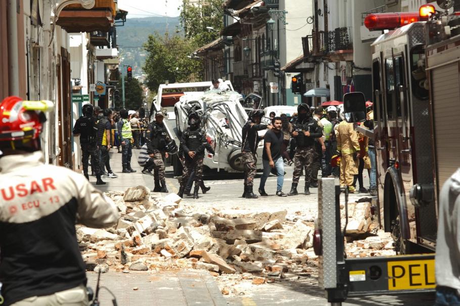Cel puţin 12 morţi după un seism cu magnitudinea de 6,8 în Ecuador Cel puţin 12 morţi după un seism cu magnitudinea de 6,8 în Ecuador