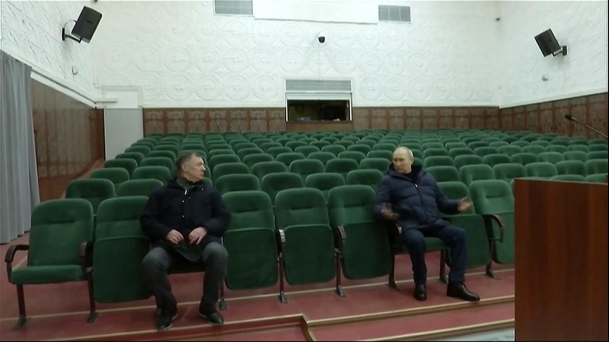 Vladimir Putin în timpul vizitei sale în Mariupol