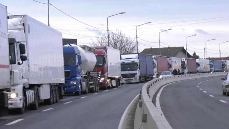 Kilometri întregi de TIR-uri la Vama Isaccea. Cât așteaptă șoferii de camioane ca să iasă din țară