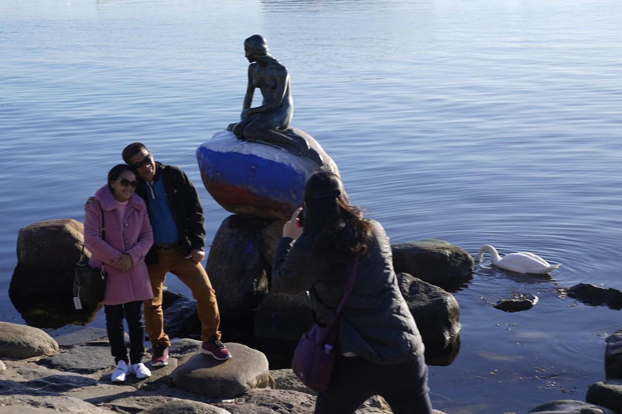 "Mica Sirenă" din Danemarca, vandalizată. La baza statuii a fost pictat steagul Rusiei. GALERIE FOTO