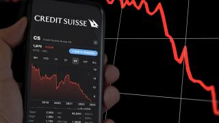 Turbulenţe în lumea bancară după preluarea fulger a Credit Suisse. Acţiunile UBS se prăbuşesc, bursele deschid în scădere