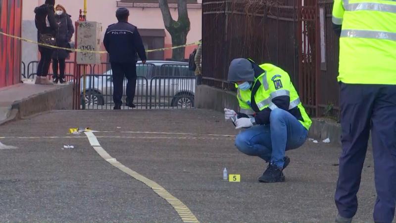 Un tânăr și-a înjunghiat iubita în gât, pe o stradă din București. S-a năpustit cu un cuțit asupra fetei, într-un taxi oprit în fața casei