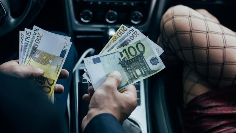Viaţa unei tinere exploatate de "Loverboy" în Italia. Îi aducea şi 350 de euro pe zi bărbatului din Filiaşi, care a "răsplătit-o" cu abuzuri şi răni de cuţit