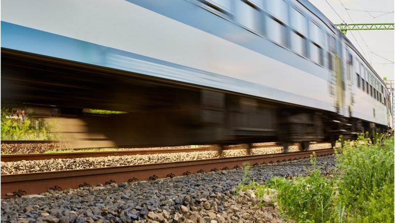 Bărbat de 43 de ani, lovit mortal de tren, în Buzău. Ar fi traversat calea ferată și nu a observat că se apropie locomotiva