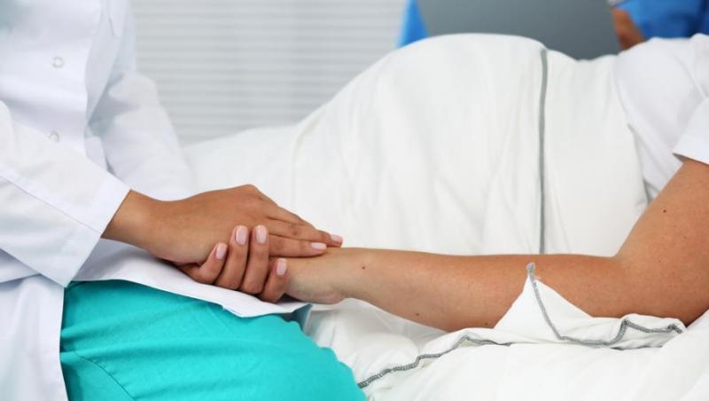 O femeie din UK s-a stins din viață dupa ce și-a adus pe lume cea de-a doua fiică. Doctorii i-au permis să nască natural deși nu ar fi trebuit