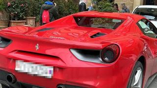 Amenda primită de un şofer de Ferrari cu mult tupeu. A intrat cu maşina într-o zonă pietonală celebră din Florenţa