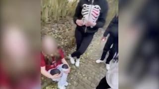 "Stai în genunchi în timp ce mă implori". O gașcă de 12 fete au torturat ore întregi o copilă de 13 ani și au filmat oroarea. Un nou atac odios zguduie Germania