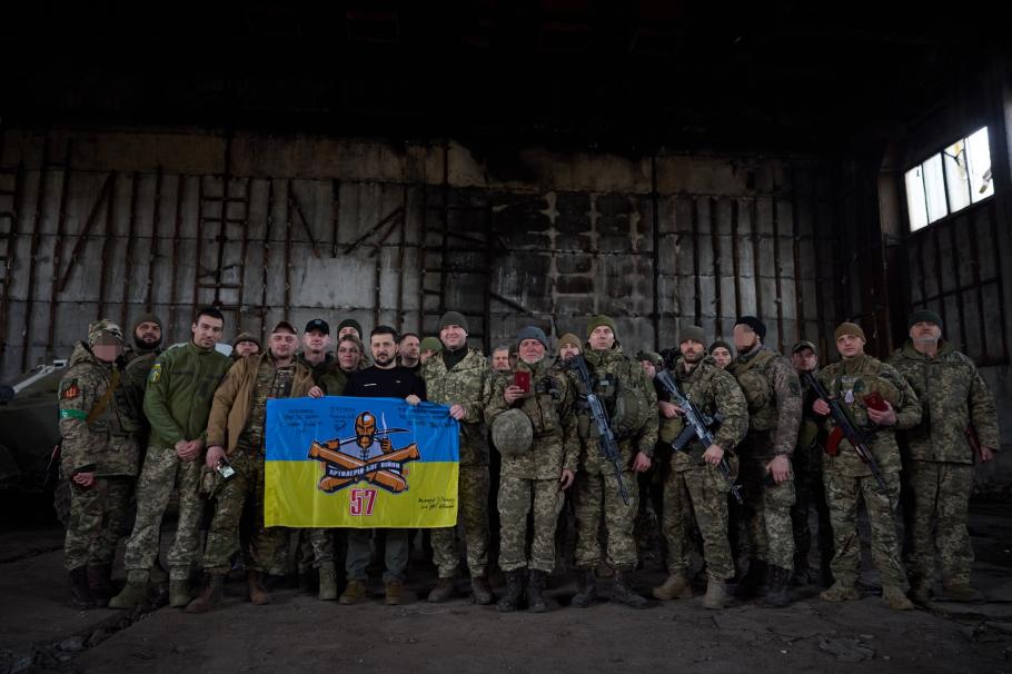 Zelenski s-a dus la Bahmut, deşi ruşii ar controla toate căile de acces în oraş. Cel puţin 14 morţi în bombardamentele ruse de azi Zelenski s-a dus la Bahmut, deşi ruşii ar controla toate căile de acces în oraş. Cel puţin 14 morţi în bombardamentele ruse de azi