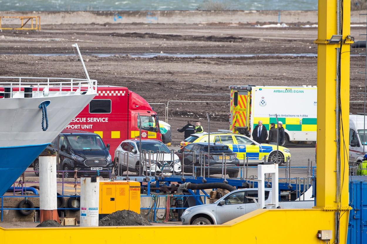 Navă de 3.000 de tone, răsturnată pe un doc din Edinburgh. 25 de persoane au fost rănite