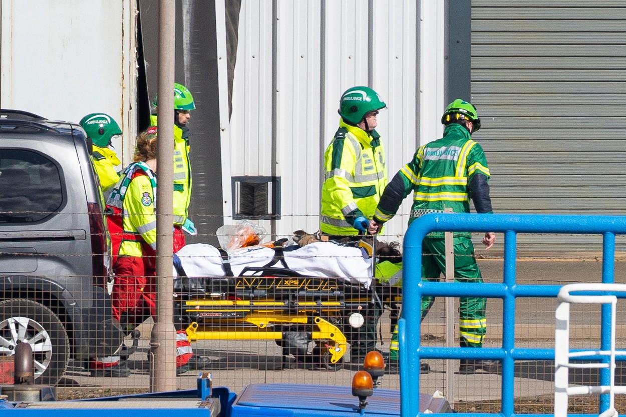 Navă de 3.000 de tone, răsturnată pe un doc din Edinburgh. 25 de persoane au fost rănite