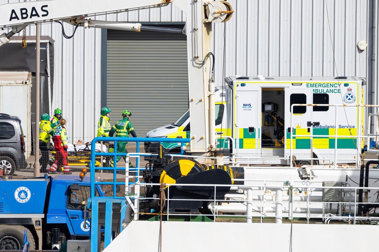 Navă de 3.000 de tone, răsturnată pe un doc din Edinburgh. 25 de persoane au fost rănite