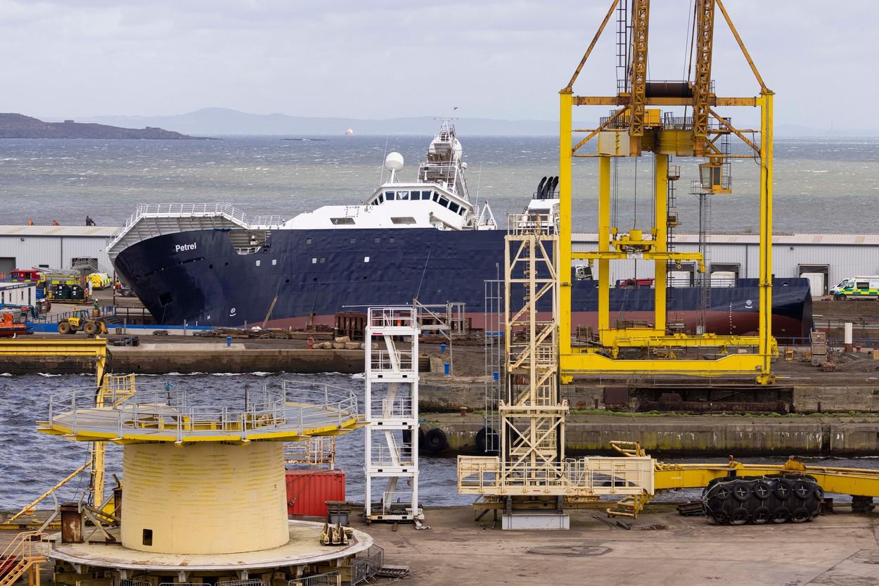 Navă de 3.000 de tone, răsturnată pe un doc din Edinburgh. 25 de persoane au fost rănite