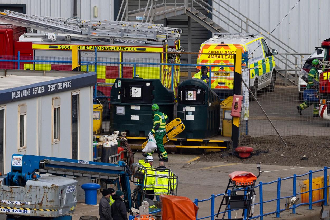 Navă de 3.000 de tone, răsturnată pe un doc din Edinburgh. 25 de persoane au fost rănite