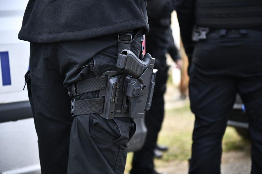 Un jandarm s-a rănit şi şi-a împuşcat colegul după ce i s-a descărcat arma. Cei doi se întorceau din misiune Un jandarm s-a rănit şi şi-a împuşcat colegul după ce i s-a descărcat arma. Cei doi se întorceau din misiune