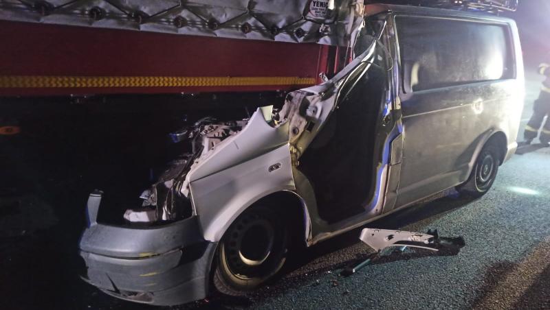 Un turc și o bulgăroiacă au murit lângă Calafat, după ce s-au înfipt cu duba într-un camion oprit pe marginea drumului
