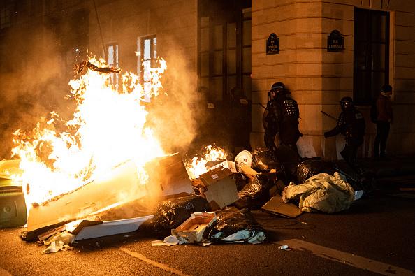 3,5 milioane de francezi au ieşit în stradă. Manifestanţii au dat foc primăriei din Bordeaux, o femeie a rămas fără un deget la Rouen