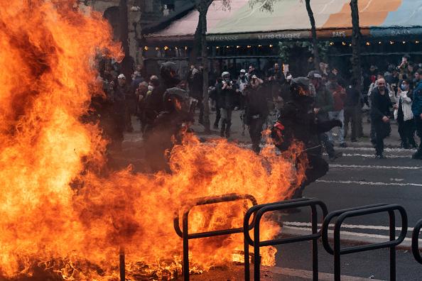 3,5 milioane de francezi au ieşit în stradă. Manifestanţii au dat foc primăriei din Bordeaux, o femeie a rămas fără un deget la Rouen