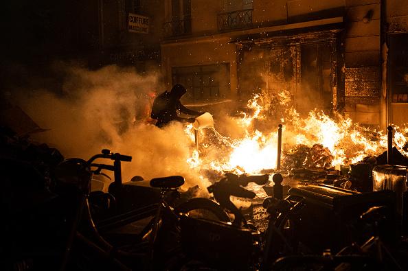 3,5 milioane de francezi au ieşit în stradă. Manifestanţii au dat foc primăriei din Bordeaux, o femeie a rămas fără un deget la Rouen