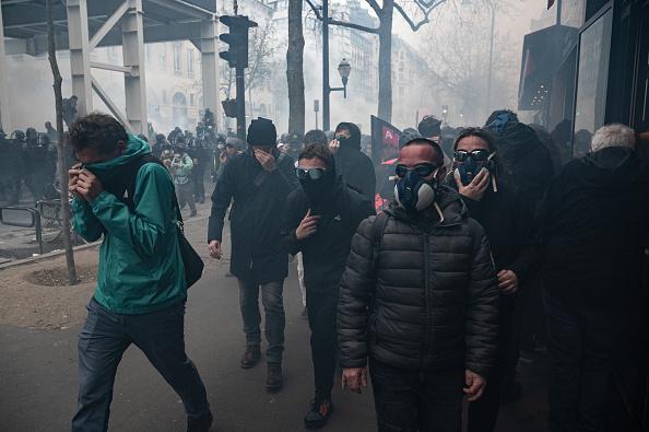 3,5 milioane de francezi au ieşit în stradă. Manifestanţii au dat foc primăriei din Bordeaux, o femeie a rămas fără un deget la Rouen