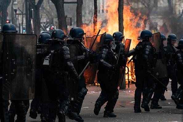 3,5 milioane de francezi au ieşit în stradă. Manifestanţii au dat foc primăriei din Bordeaux, o femeie a rămas fără un deget la Rouen