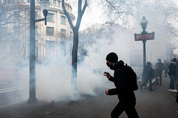 3,5 milioane de francezi au ieşit în stradă. Manifestanţii au dat foc primăriei din Bordeaux, o femeie a rămas fără un deget la Rouen