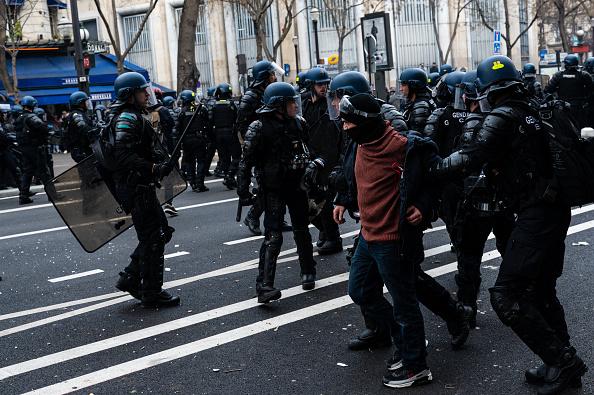 3,5 milioane de francezi au ieşit în stradă. Manifestanţii au dat foc primăriei din Bordeaux, o femeie a rămas fără un deget la Rouen