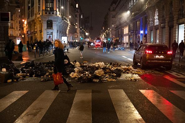 3,5 milioane de francezi au ieşit în stradă. Manifestanţii au dat foc primăriei din Bordeaux, o femeie a rămas fără un deget la Rouen