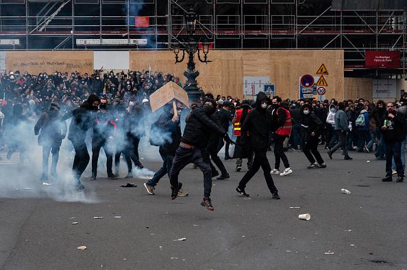 3,5 milioane de francezi au ieşit în stradă. Manifestanţii au dat foc primăriei din Bordeaux, o femeie a rămas fără un deget la Rouen