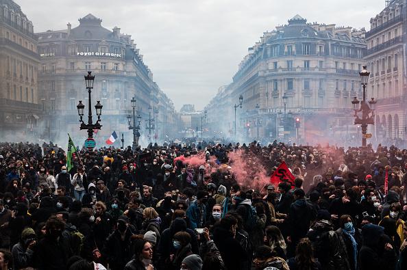 3,5 milioane de francezi au ieşit în stradă. Manifestanţii au dat foc primăriei din Bordeaux, o femeie a rămas fără un deget la Rouen