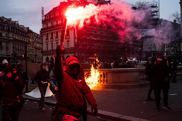 3,5 milioane de francezi au ieşit în stradă. Manifestanţii au dat foc primăriei din Bordeaux, o femeie a rămas fără un deget la Rouen