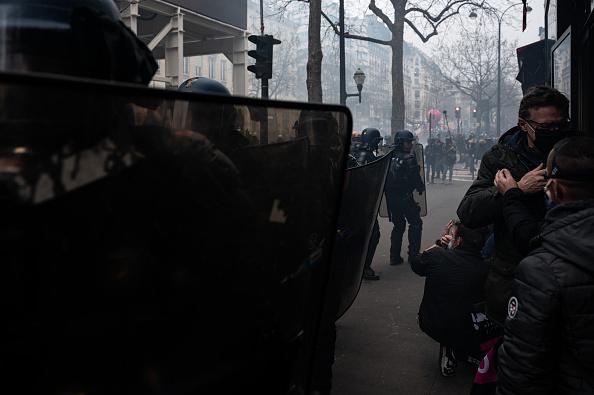 3,5 milioane de francezi au ieşit în stradă. Manifestanţii au dat foc primăriei din Bordeaux, o femeie a rămas fără un deget la Rouen