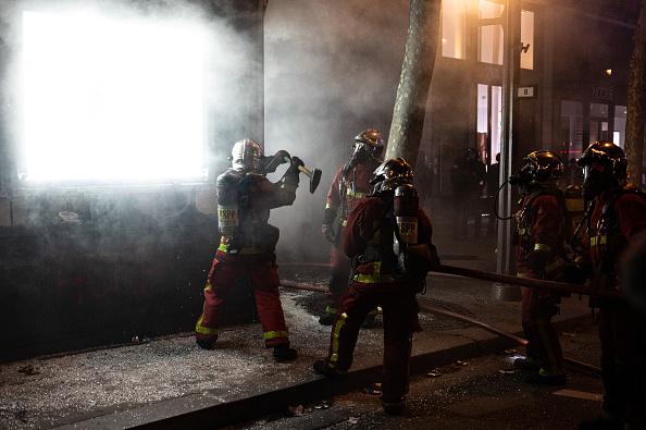 3,5 milioane de francezi au ieşit în stradă. Manifestanţii au dat foc primăriei din Bordeaux, o femeie a rămas fără un deget la Rouen