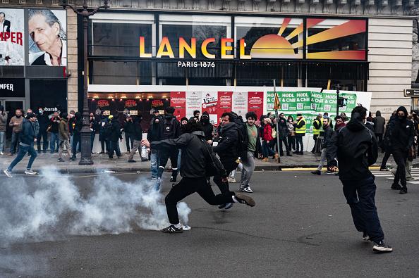 3,5 milioane de francezi au ieşit în stradă. Manifestanţii au dat foc primăriei din Bordeaux, o femeie a rămas fără un deget la Rouen