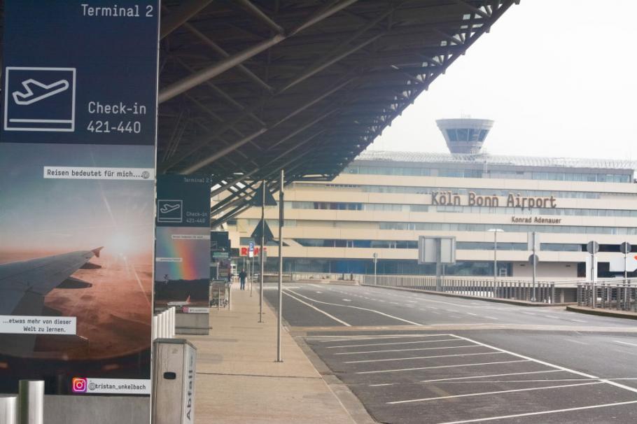Un şofer a intrat cu maşina într-o mulţime de oameni pe aeroportul Köln Bonn din Germania Un şofer a intrat cu maşina într-o mulţime de oameni pe aeroportul Köln Bonn din Germania