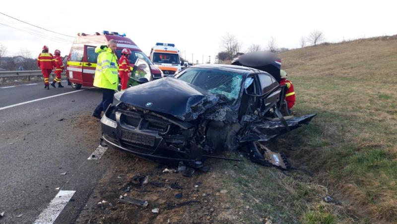 Tânăr de 21 de ani, grav rănit după ce s-a izbit cu BMW-ul de un autobuz fără pasageri. Accident la Călugăreni