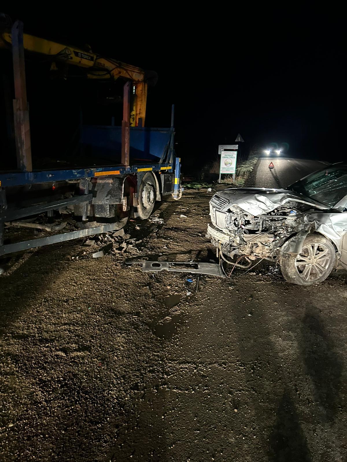 Un Audi s-a făcut praf după ce a intrat direct sub roţile unui camion staţionat, pe o şosea din Vaslui. O persoană a rămas încarcerată