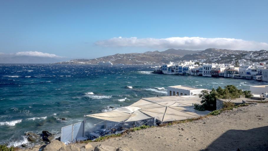 Un arheolog a fost bătut crunt de indivizi ai mafiei imobiliarelor din Mykonos. Agresorii vor să exploateze insula la maximum pentru profit Un arheolog a fost bătut crunt de indivizi ai mafiei imobiliarelor din Mykonos. Agresorii vor să exploateze insula la maximum pentru profit