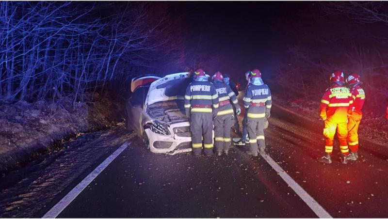 Un tânăr de 21 și-a făcut praf mașina pe un drum din Botoșani. Șoferul a ieșit de pe carosabil, după ce a vrut să evite o căprioară