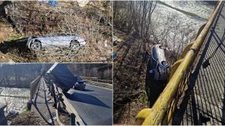 O femeie a ajuns la spital, după ce a ieșit cu mașina de pe carosabil și a căzut de pe un pod, în Suceava
