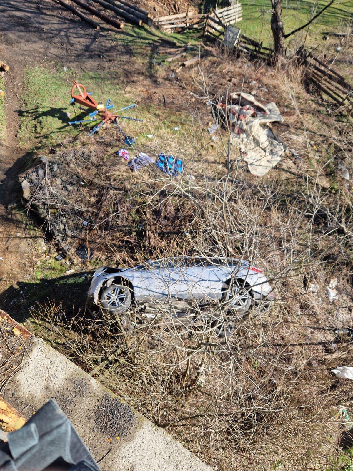 O femeie a ajuns la spital, după ce a ieșit cu mașina de pe carosabil și a căzut de pe un pod, în Suceava