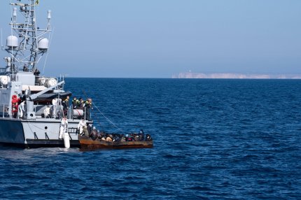 o navă a Guardia di Finanza salvează refugiați în apropiere de insula Lampedusa, în februarie 2023